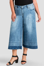 Plus Size Frayed Raw Hem Cropped Women's Jeans