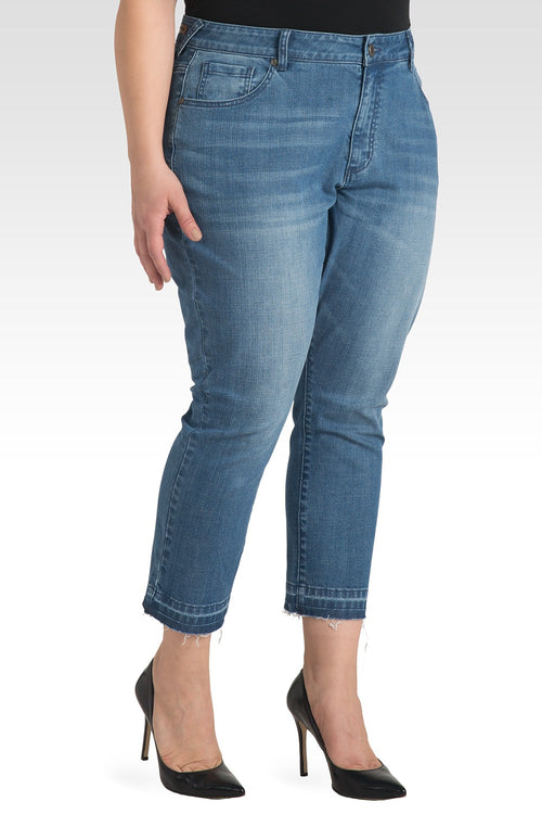 Plus Size Womens Light Wash Unraveled Hem Cropped Premium Jeans