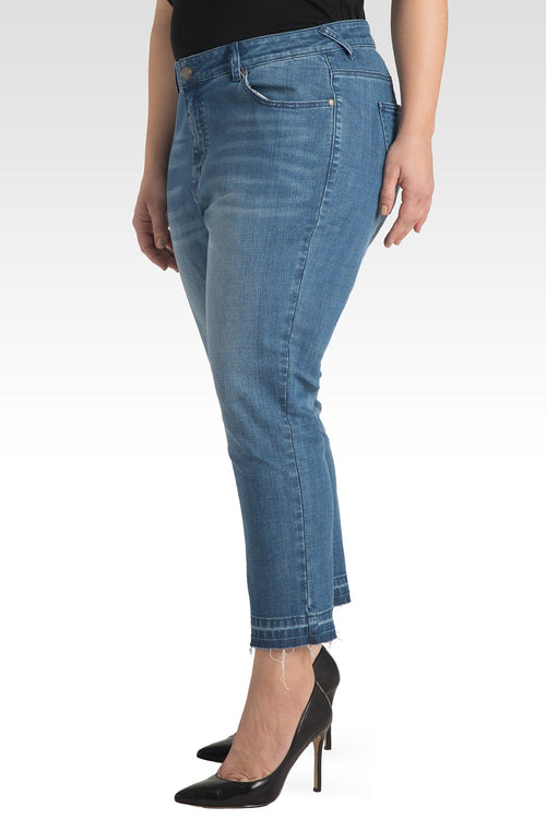 Plus Size Womens Light Wash Unraveled Hem Cropped Premium Jeans